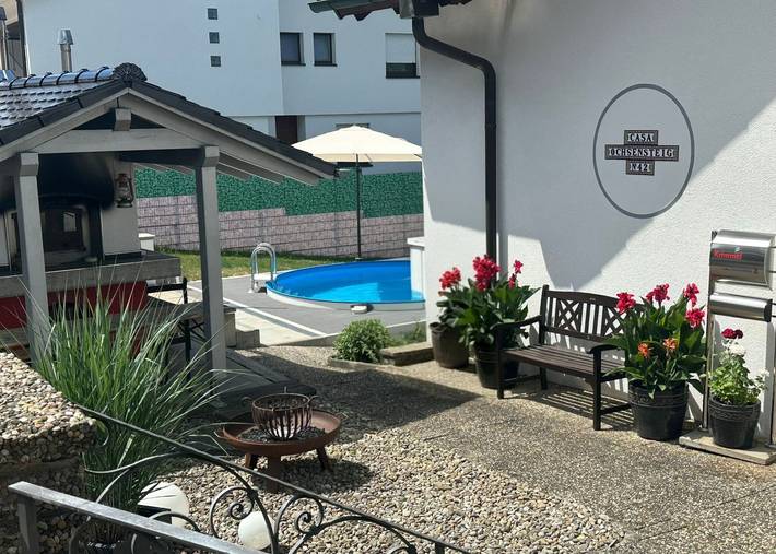 Apartamento entero, Apartamento vacacional 'Felsenblick' con balcón y Wi-Fi in Albstadt, Neckar-Alb