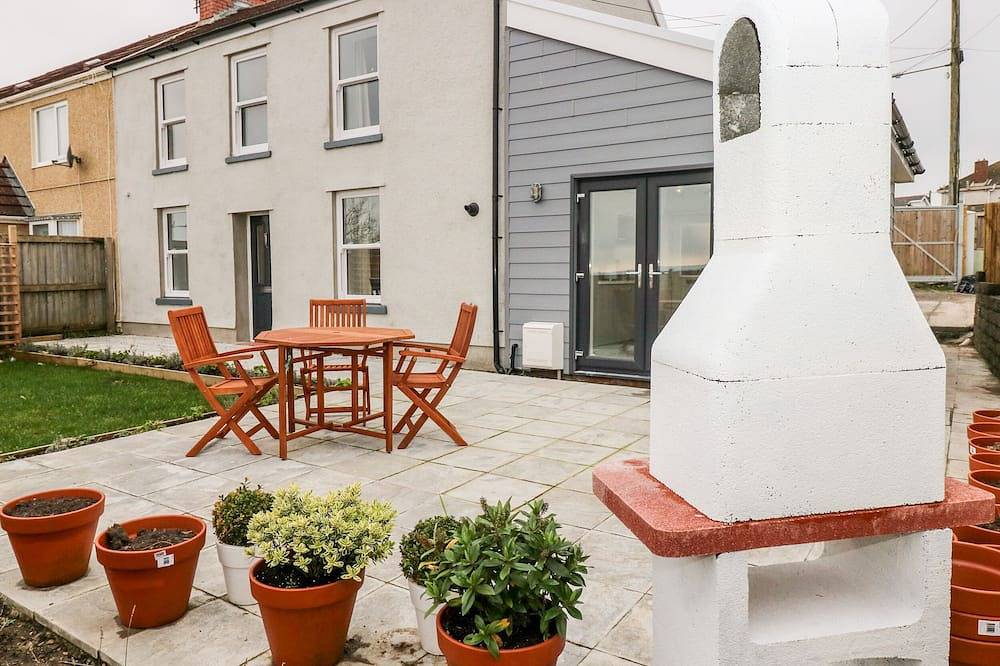 Coeden Bach, pet friendly, character holiday cottage in Burry Port in Burry Port, Carmarthenshire