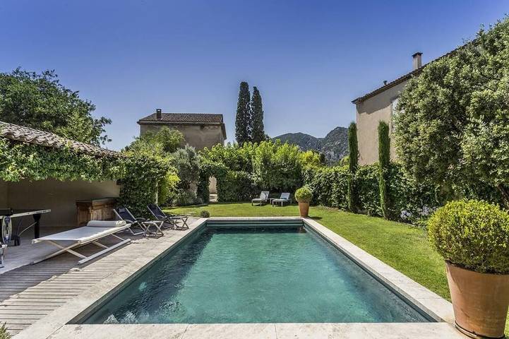 Vacation rental for 10 people, with terrace and yard in Luberon