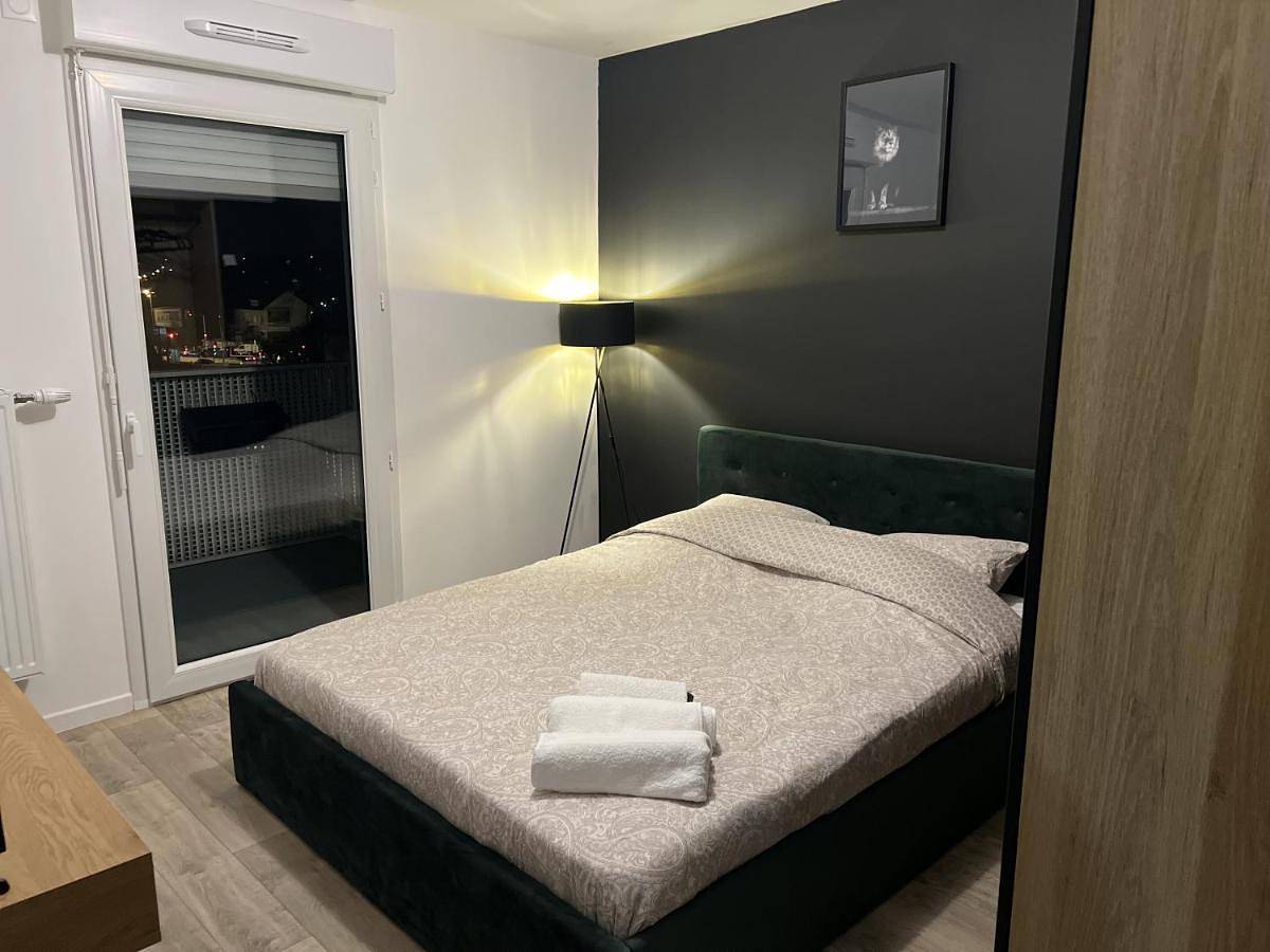 Appartement entier, One-Bedroom Apartment in Fontenay-sous-Bois, Val-de-Marne