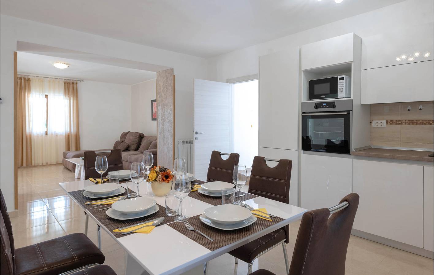 Appartement moderne avec terrasse, Wi-Fi et parking près du centre-ville de Kunj in Istrie