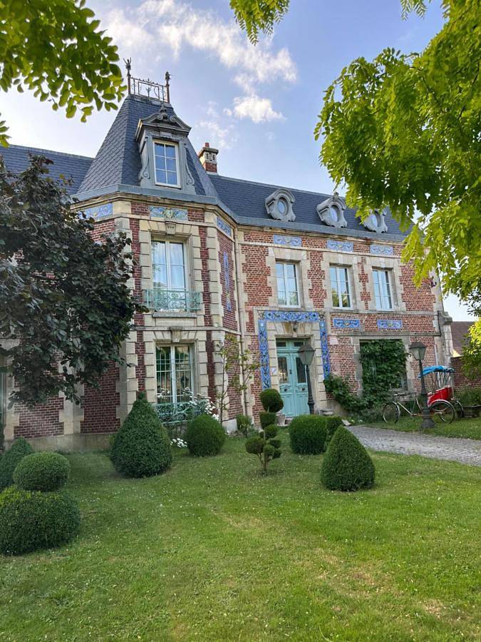 Two-Bedroom Suite in Ravenel, Oise