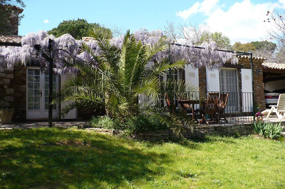 Appartement entier, Joli appartement dans une superbe maison en pierre sur un grand terrain calme in La Garde-Freinet, Côte méditerranéenne (France)
