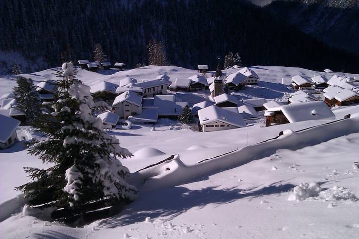 Ganze Wohnung, Dachwohnung in Walserhaus, Balkon, unverbaute Aussicht in Monstein, Davos