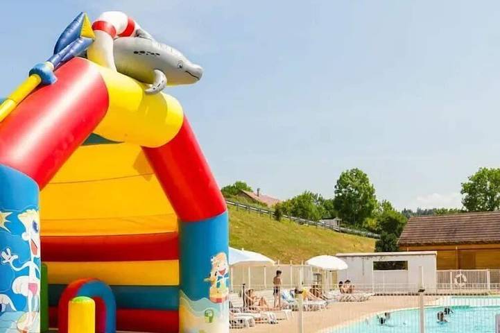 Zecamping 3 étoiles locatif 30m2 in Clairvaux-les-Lacs, Französischer Jura