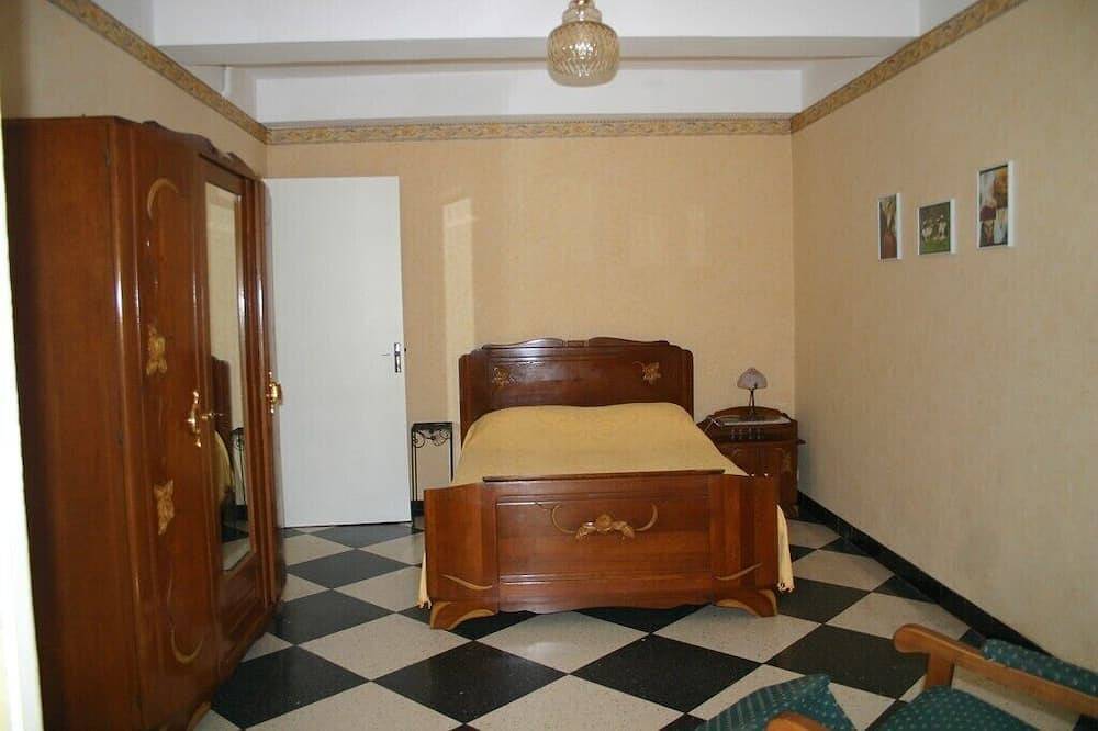 Entire apartment, Quiet apartment, renovated, above ground pool and 5 minutes walk from the old center in Saint-Rémy-de-Provence, Arles region