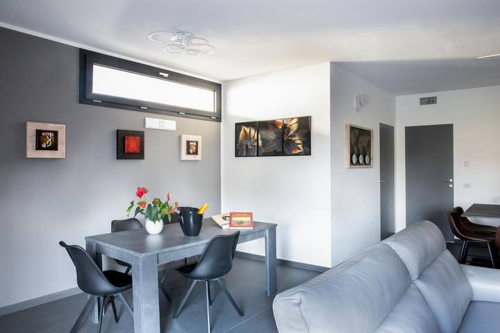 Location de vacances pour 6 personnes, avec Terrasse ainsi que Jardin et Piscine à Monza - 4
