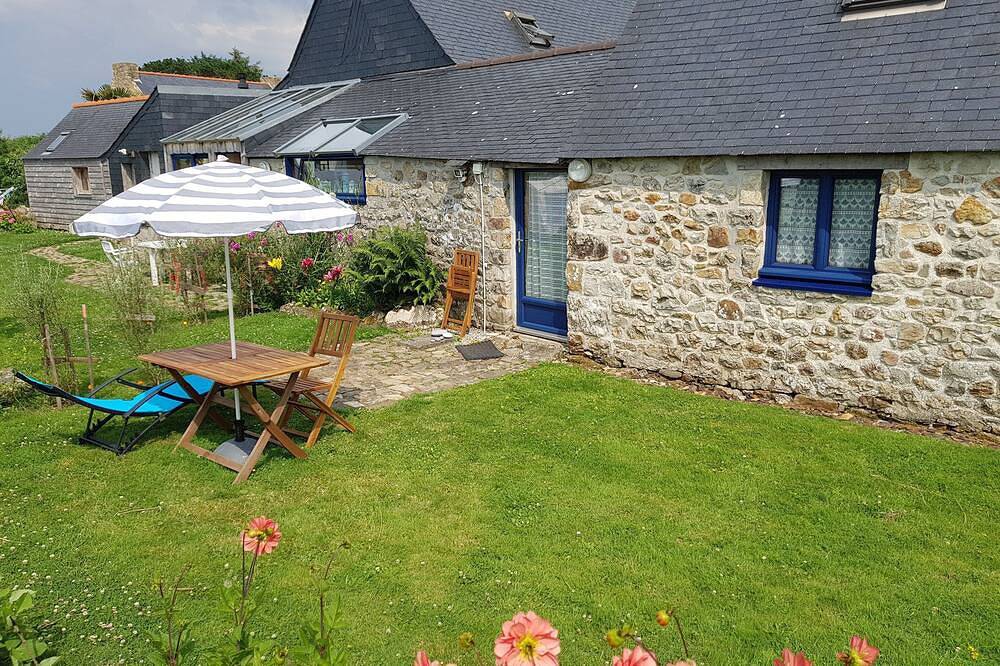 Typische Bretonse maisonnette in een gehucht Cap de la Chèvre in Crozon, Iroise