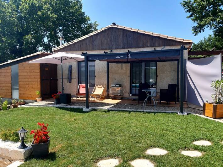 Gîte pour 2 personnes, avec terrasse ainsi que jardin et piscine