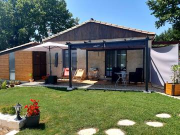 Gîte pour 2 personnes, avec terrasse ainsi que piscine et jardin en Nouvelle-Aquitaine