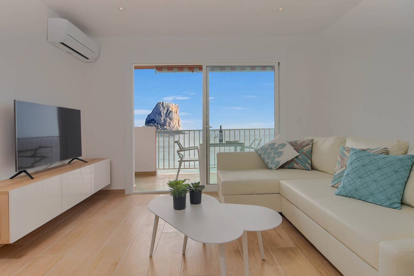 Appartement entier, Appartement La Perla Seaview Calpe avec vue mer, piscine, Wi-Fi, climatisation, balcon et terrasse in Vieille ville de Calpe, Calpe