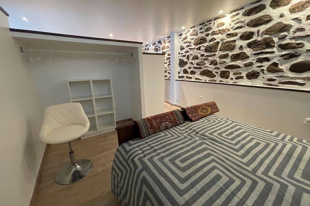 Entire apartment, Studio \"La Grange - Laruns\" with Private Terrace and Wi-Fi in Laruns, Béarn