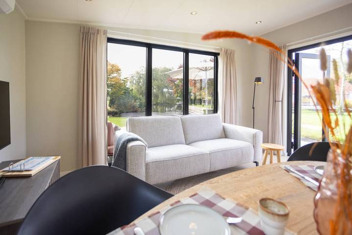 Charmantes 4P Ferienhaus mit Klimaanlage und Whirlpool direkt an den friesischen Seen. in Friesland