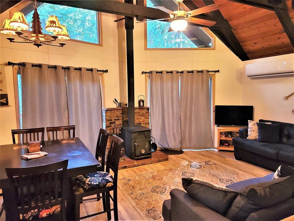Cozy Winter Retreat w/ Woodstove & Old School Movies - Hoodsport / Lake Cushman in Lake Cushman