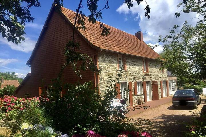 Cottage pour 15 personnes, avec jardin et jacuzzi dans Montsecret