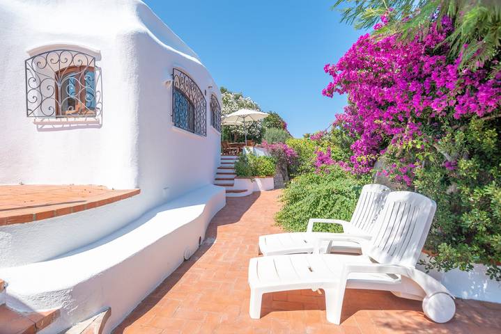 Scorpion House – Luxuriöse Villa in den Felsen von Porto Rafael mit Meerblick in Punta Sardegna, Palau (Sardinien)
