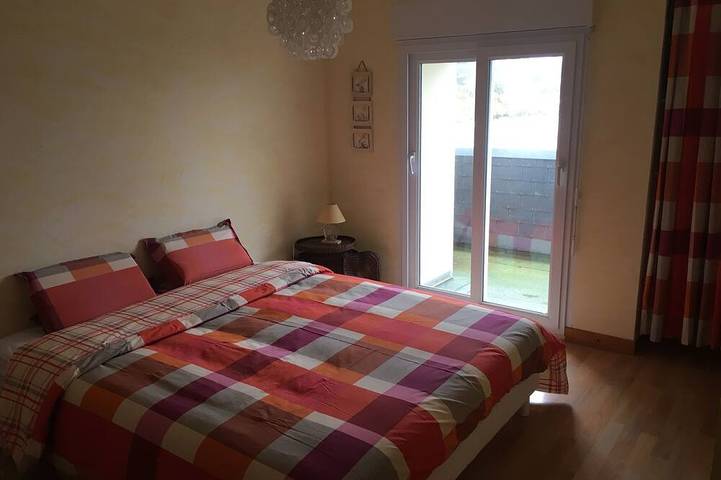 Location de vacances pour 12 personnes, avec terrasse ainsi que jacuzzi et jardin dans Plage du Ruguel - 3