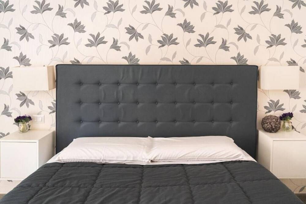 Romantic Dreams Guest House: Double/Double Room with Single Beds in Rom, Rom Provinz