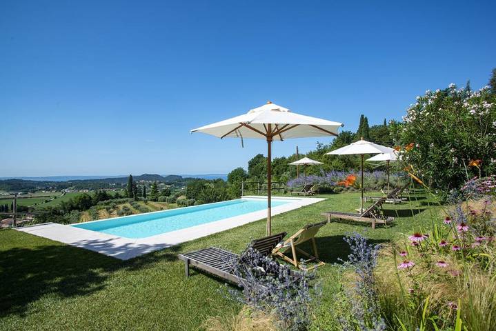 Agriturismo per 3 persone, con vista lago e giardino nonché piscina e panorama in Monte Baldo
