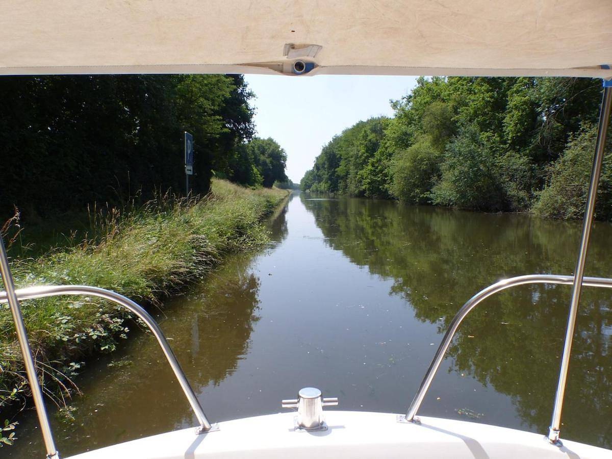 Nuitée insolite aux berges d'un canal tranquille in Luneau, Région de Vichy