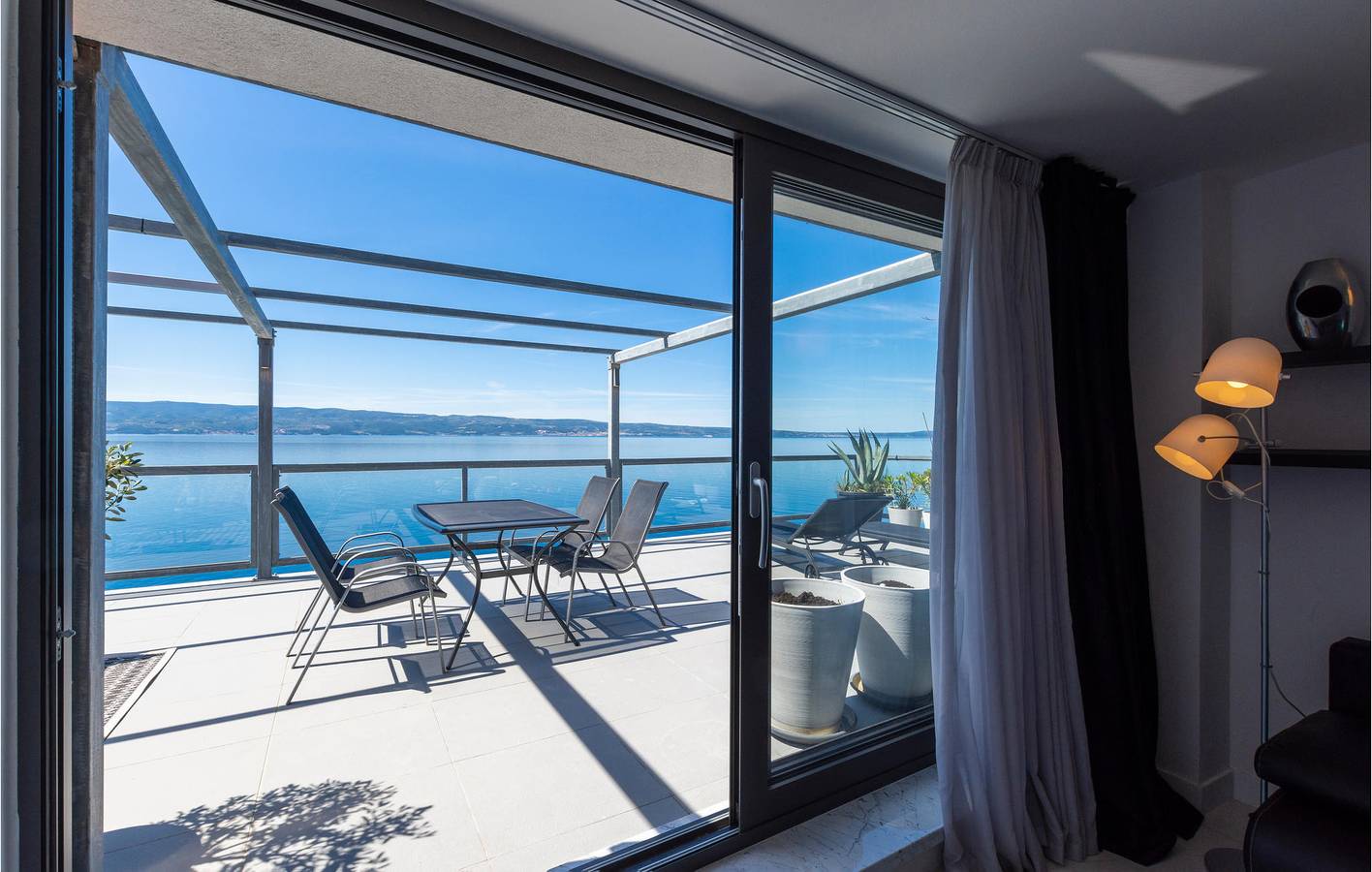 Ganze Ferienwohnung, Gemütlich, 1,5 km vom Strand entfernt: WLAN, Klimaanlage, Terrasse und Parkplatz in Jesenice, Split-Dalmatien