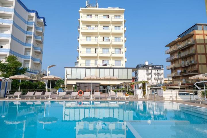 Hôtel pour 2 personnes, avec piscine ainsi que balcon et vue