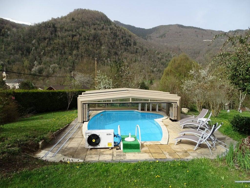 Maison Cancela - chambres d'hôtes et suite familiale - Chambre Rouge in Siguer, Parc naturel régional des Pyrénées ariégeoises
