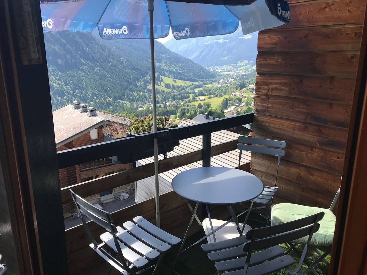 Entire studio, **Charming Studio for 4 with Balcony, 800m from Super-Châtel Lift** in Châtel, Les Portes du Soleil