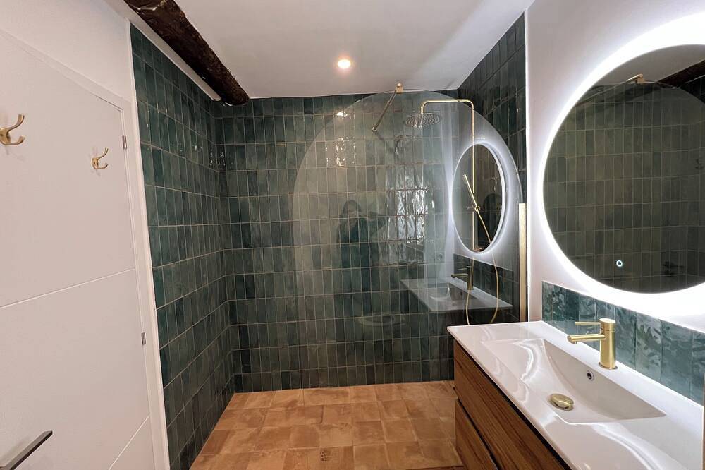 Entire apartment, Charming 1-bed in historical center of Saint-Raphaël, Wifi, Ac, beach on foot! in Saint-Raphaël, Massif de l'Esterel