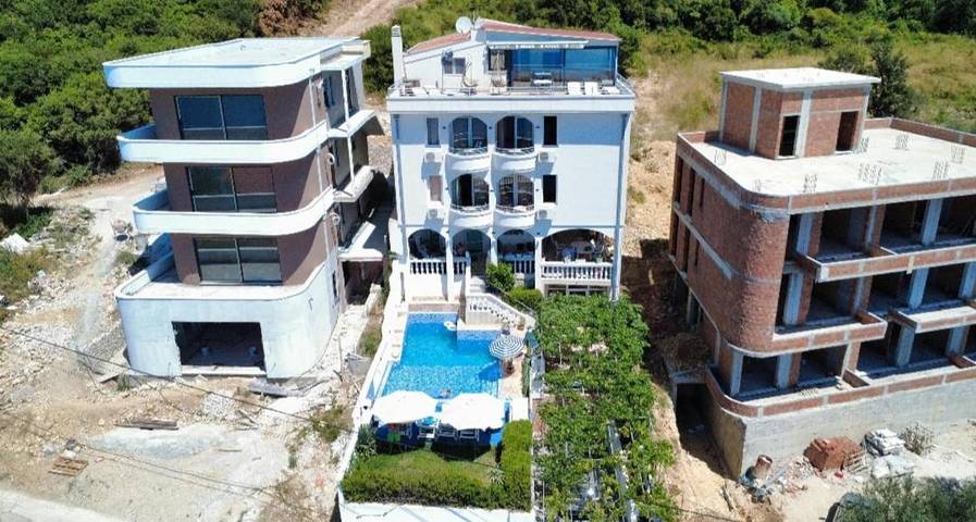 Appartement de vacances pour 10 personnes, avec Balcon et Terrasse ainsi que Jardin et Piscine