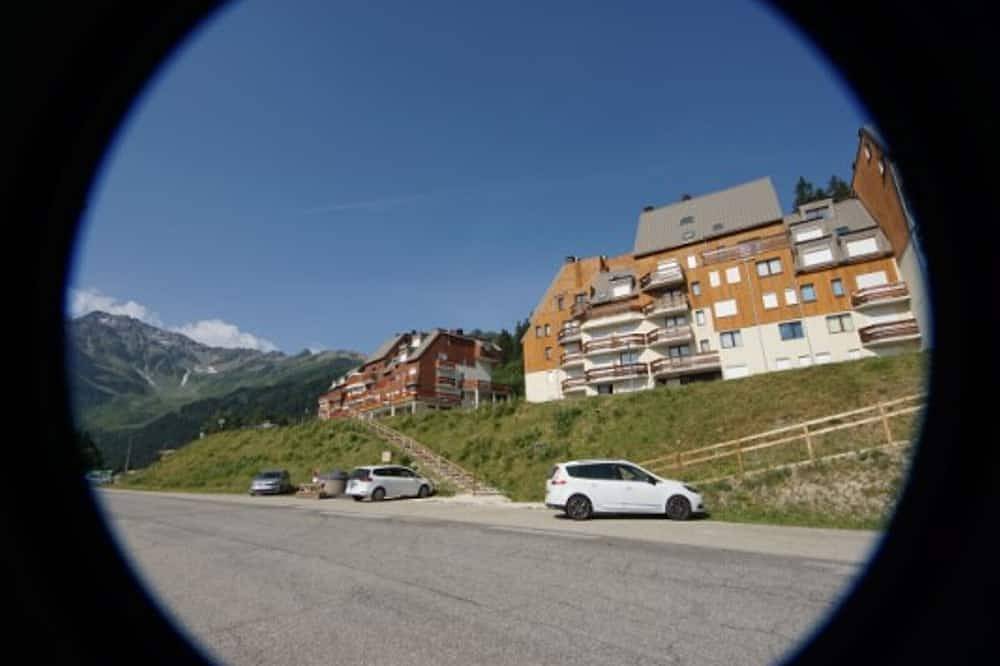 Ganze Wohnung, Gemütliches Studio mit Balkon, 400m von den Pisten, Skiraum, Aufzug, Parkplatz und Talblick. in La Ferrière, Le Pleynet