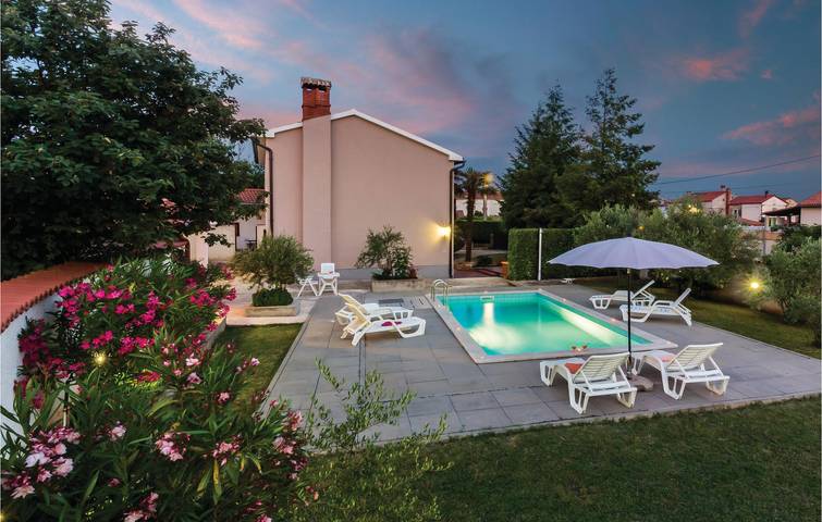 Charmante 2-Zimmer-Wohnung mit Pool, WLAN und Terrasse in der Nähe der Küste und des Stadtzentrums in Marčana, Südküste Istrien