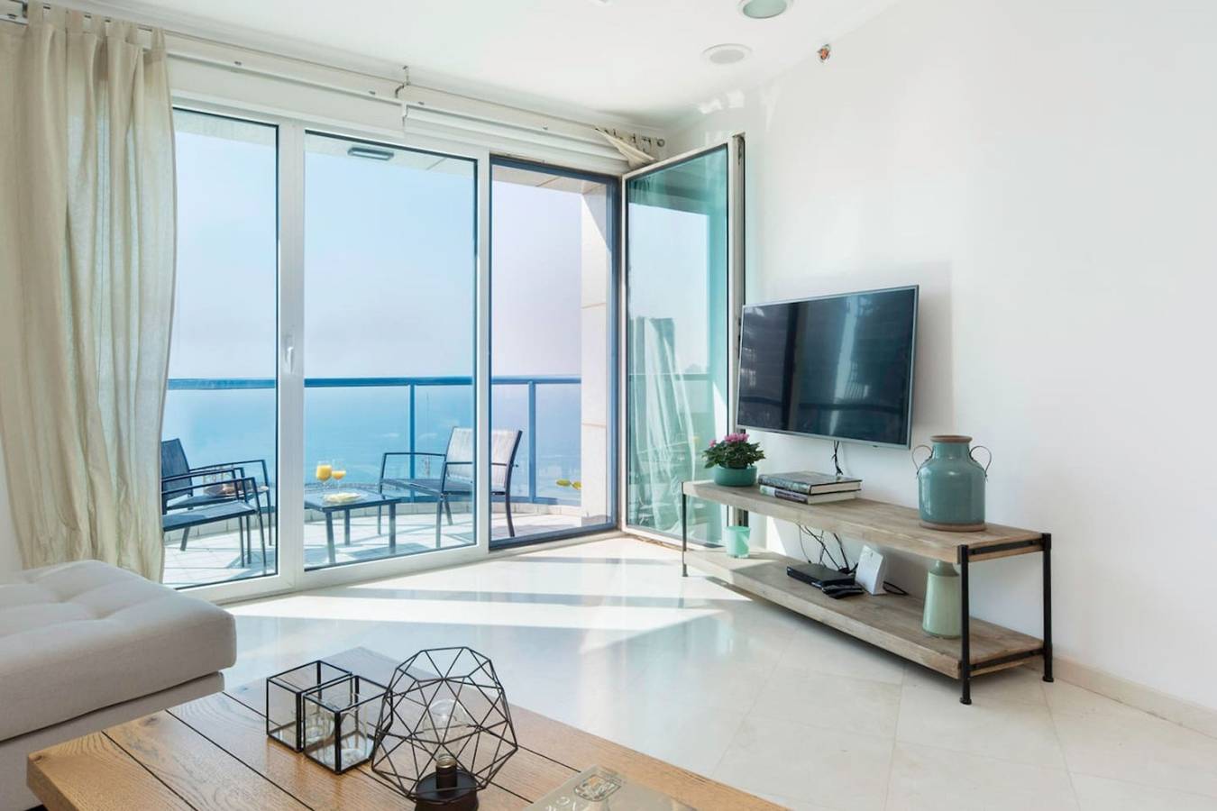 Entire apartment, Luxury 2Br Apt w Balcony 2 min Walk from Beach in Tel Aviv, Tel Aviv District