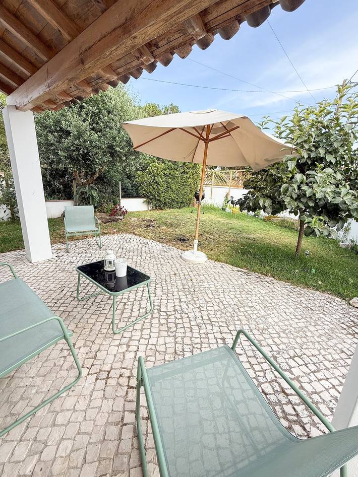 Ferienhaus 'Casa Teodoro' mit privatem Garten in São Bartolomeu dos Galegos e Moledo, Lissabon Distrikt