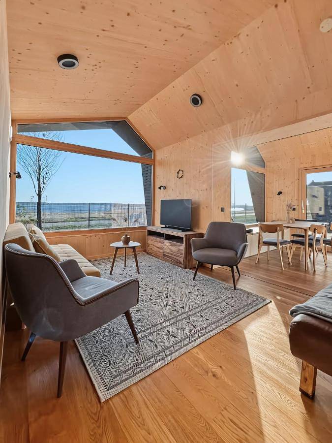 Ferienhaus für 4 Personen, mit Terrasse und Whirlpool sowie Garten und Pool