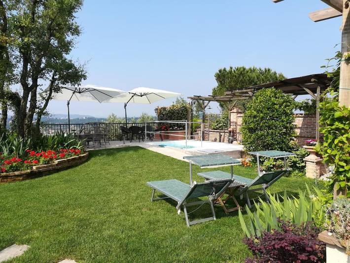 Agriturismo per 2 persone, con Terrazza e Giardino nonché Piscina e Panorama ad Asti (Comune)