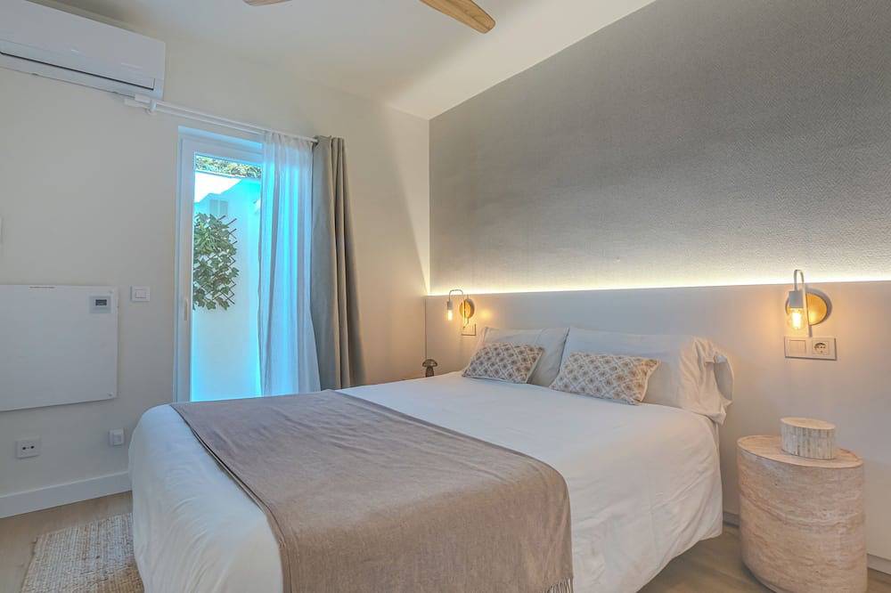 House 80 m from the beach, garden, swimming pool, barbecue and Wifi Ideal for families. in Las Chapas, Marbella