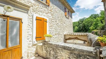 Gîte pour 6 personnes, avec terrasse et jardin à Montclus