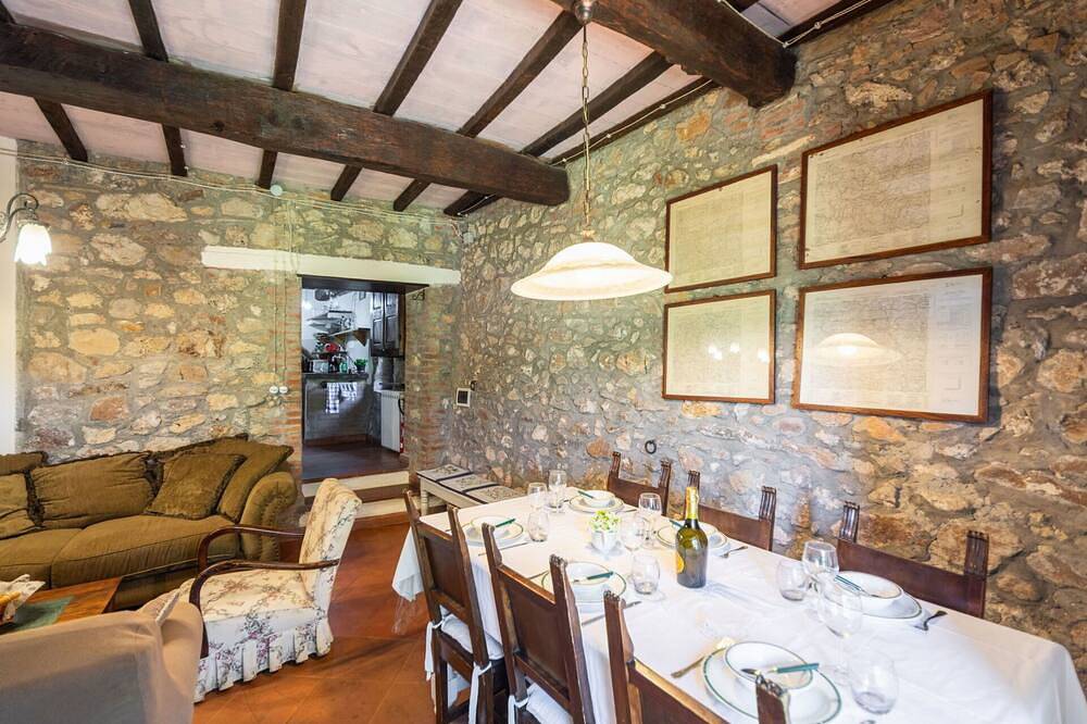 Mooi vrijstaand vakantiehuis met Wifi, privé zwembad, Tv, patio, parking, huisdieren toegestaan in Monticiano, Provincie Siena