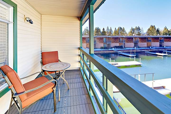 Vacation rental for 8 people, with balcony and yard as well as pool and hot tub in Tahoe Keys