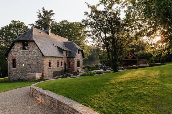 Location de vacances pour 8 personnes, avec jardin et terrasse ainsi que jacuzzi et sauna à Momignies