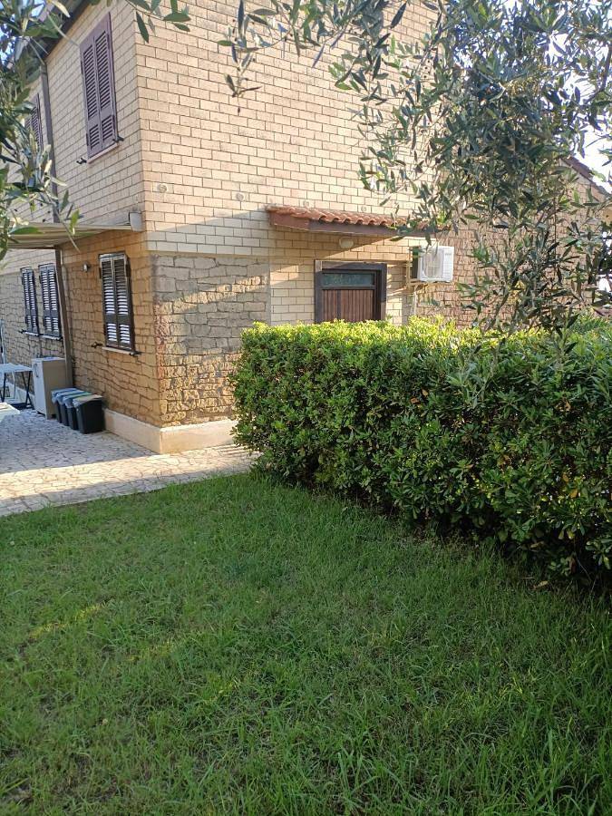 Villa Giuliana stanze con bagno interno in Villa a 350 mt spiaggia libera Lido delle Sirene in Anzio, Provincia di Roma