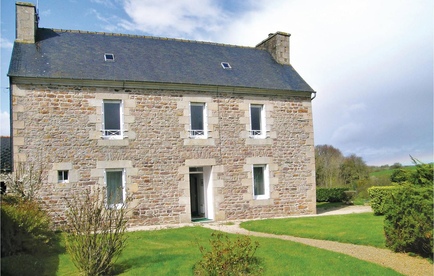 Apt au bord de la rivière avec WiFi et parking -1,5km du Trieux in Quemper-Guézennec, Région de Guingamp