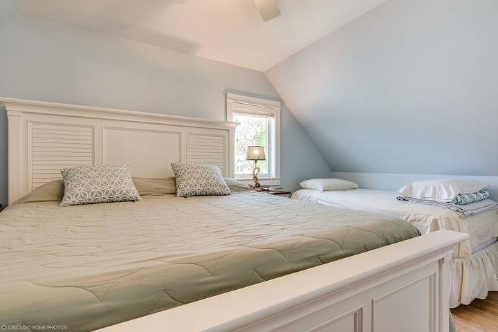 Vacation house for 32 people, with yard, with pets in Lake Michigan