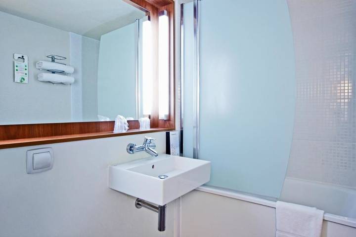 Hôtel pour 2 personnes, avec terrasse et vue, animaux acceptés à Chanas - 4