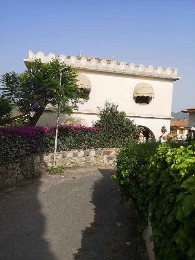 Villa per 12 persone, con giardino e piscina nonché panorama, adatto a famiglie con bambini a Taormina