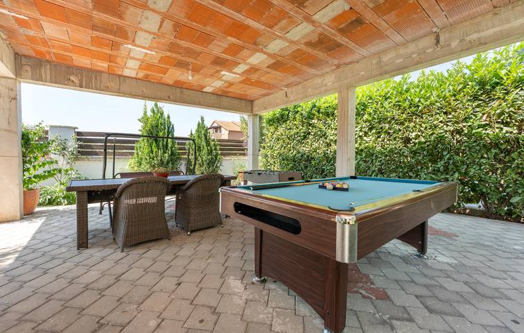 Appartement de vacances entier, Charmant appartement avec piscine et terrasse, à 1,5 km de la plage de Pod Vruljom in Pakoštane, Région de Zadar