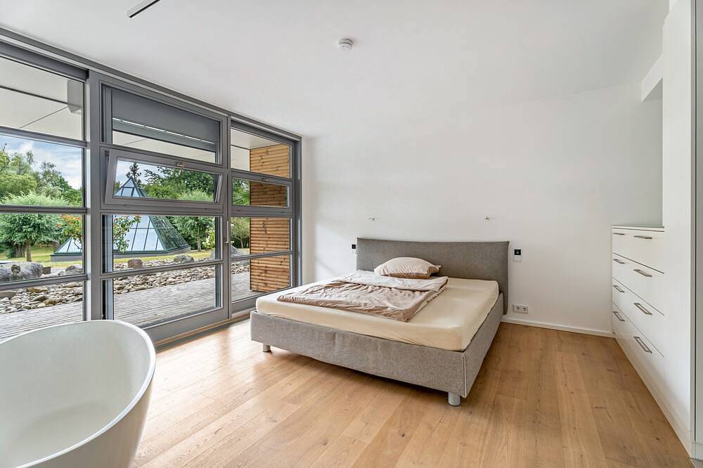 Villa „Traumhaus am See“ mit Seeblick, privater Terrasse und Wlan in Wesel, Niederrhein