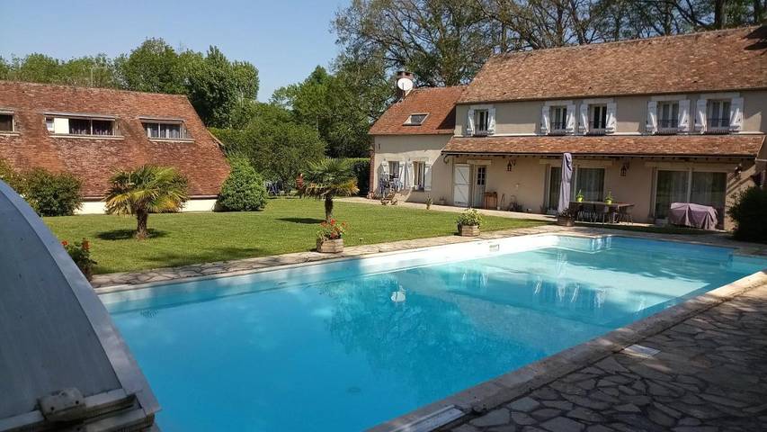 Location de vacances pour 2 personnes, avec Terrasse et Jacuzzi ainsi que Jardin et Piscine à Saint-Valérien