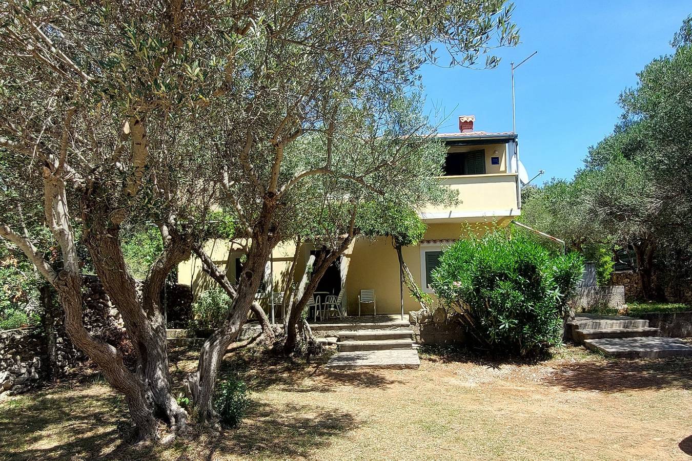 Cijeli apartman, Dvosobni apartman s balkonom i pogledom na more Uvala Pogana, Cres A-21464-a in Cres